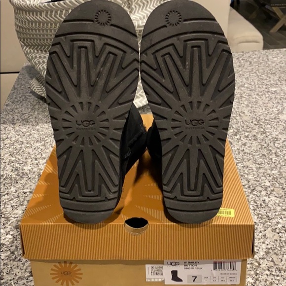 Ugg Short Bailey Button Boot - Picture 5 of 6